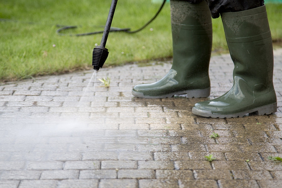 7 Reasons to Pressure Wash Your Driveway and Patio